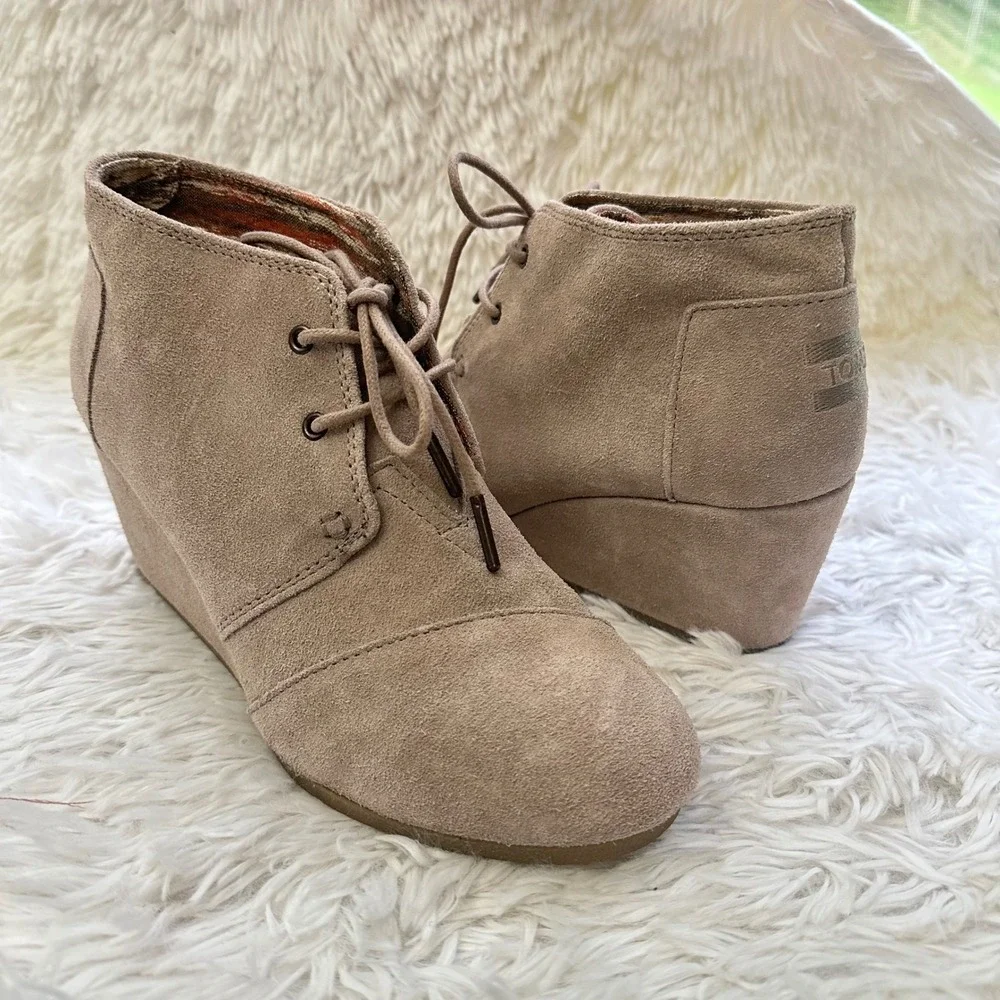 Toms Women's Desert Wedge Booties Taupe Suede Lace Up Size 8